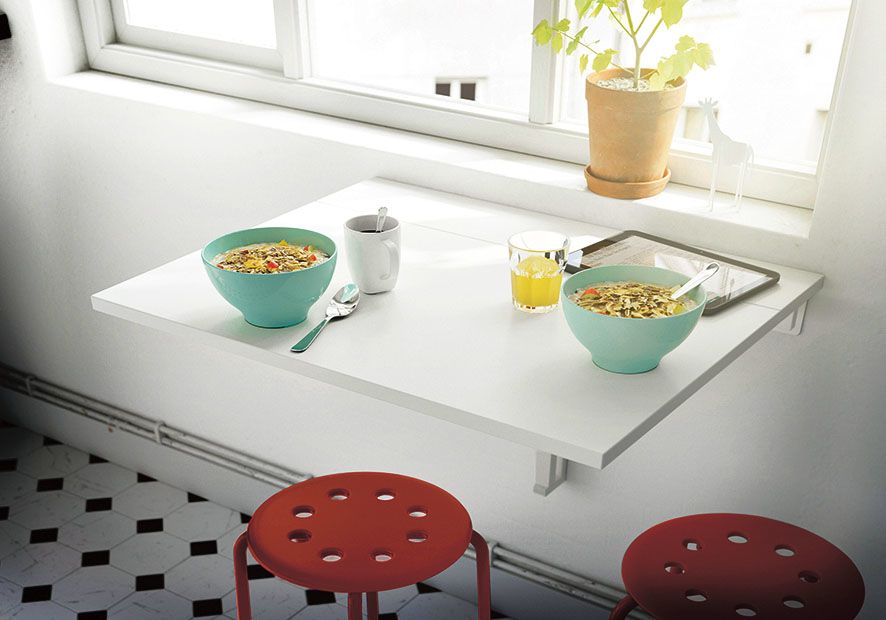 Nástěnný sklápěcí stolek je řešením třeba do kuchyňských koutů či malých bytů. Stačí dvěma strávníkům. Cena 799 Kč.