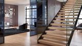 Moderní interiérové schody umějí levitovat v prostoru