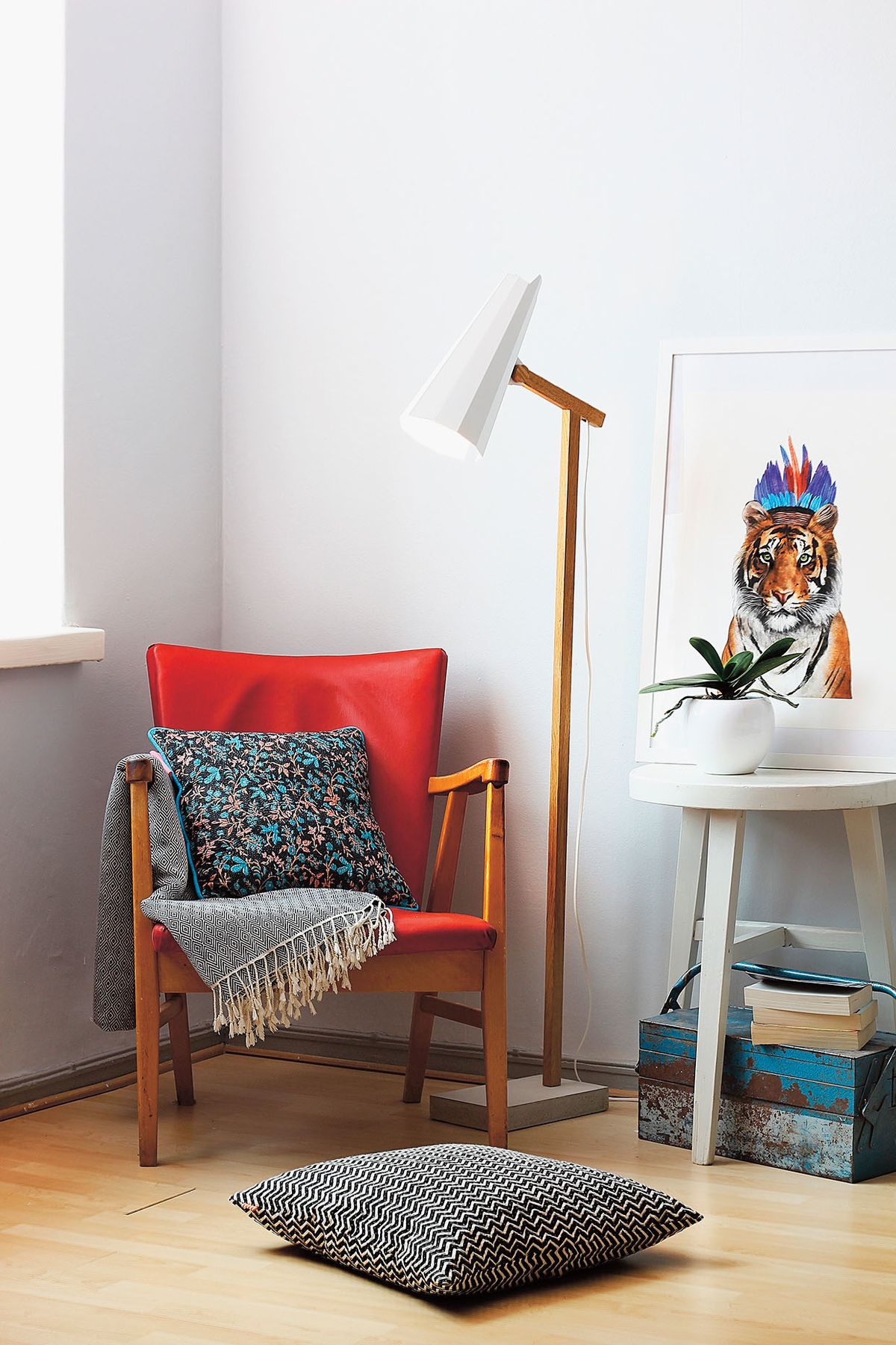 Stojací lampa Filly přinese správnou dávku skandinávského stylu do vašeho domova. Ručně vyrobená lampa s krátkým ramenem dodává ideální světlo pro čtení a můžete jí najít místo třeba vedle pohovky, křesla, pracovního stolu nebo postele, cena 12 490 Kč.