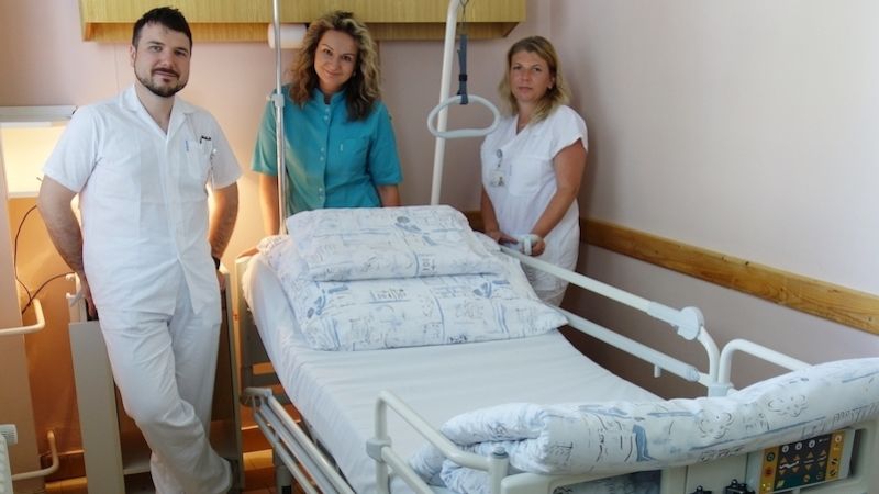 Lékaři MUDr. Ivan Kalivoda, MUDr. Veronika Jablonská a vrchní sestra Bc. Eva Jalůvková u nové postele na oddělení ORL.