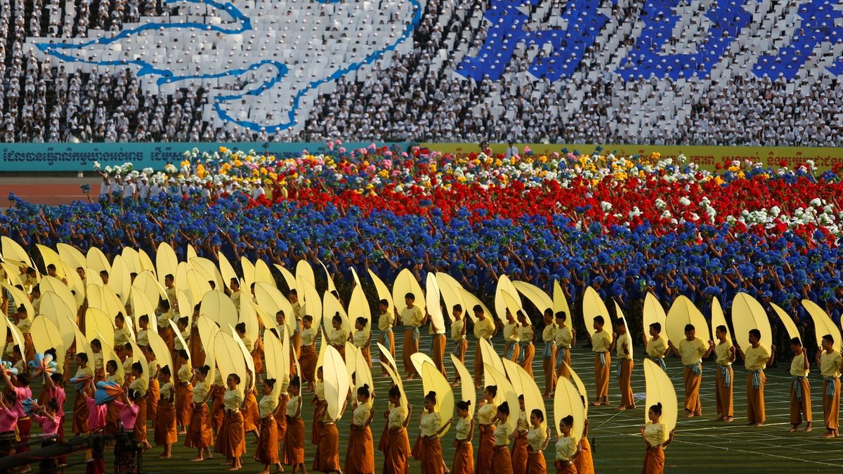 Oslavy 40. výročí svržení režimu Rudých Khmerů na stadionu v Phnompenhu letos 7. ledna.  