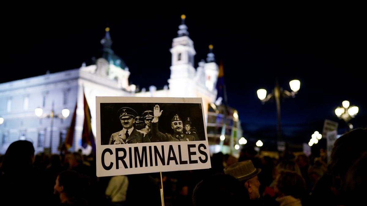 Demonstranti označili před Almudenskou katedrálou Franka a Hitlera za zločince.