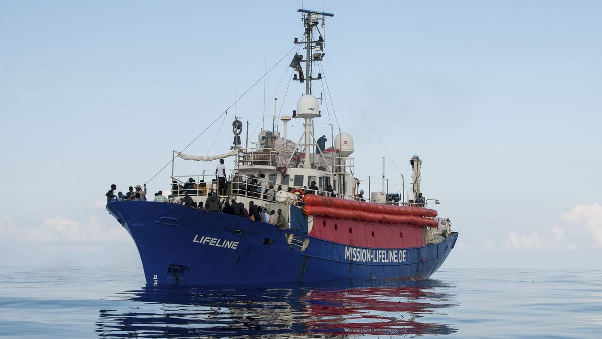 Loď Lifeline s 234 migranty na palubě nechtějí evropské státy přijmout.