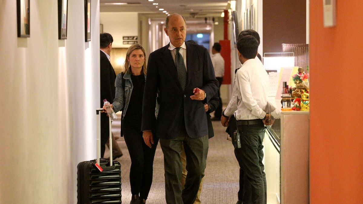Vysoký komisař OSN pro lidská práva Giuseppe De Vincentiis jde do hotelu v tranzitní části letiště Suvarnabhumi