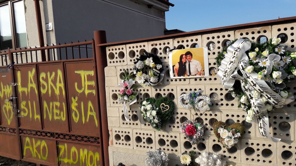 Před rodinným domem v Brezové ulici v obci Veľká Mača, kde zavraždili novináře Jána Kuciaka a jeho snoubenku Martinu Kušnírovou, hoří svíčky a jsou květiny.