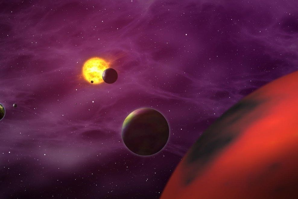 Ilustrační obrázek exoplanety s měsíci a hvězdou v pozadí