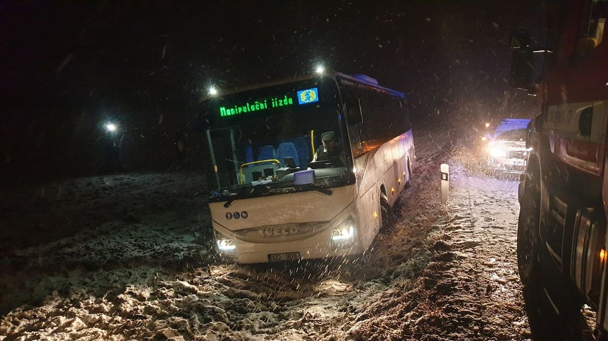 Nehoda autobusu mezi obcemi Topolany a Ústín