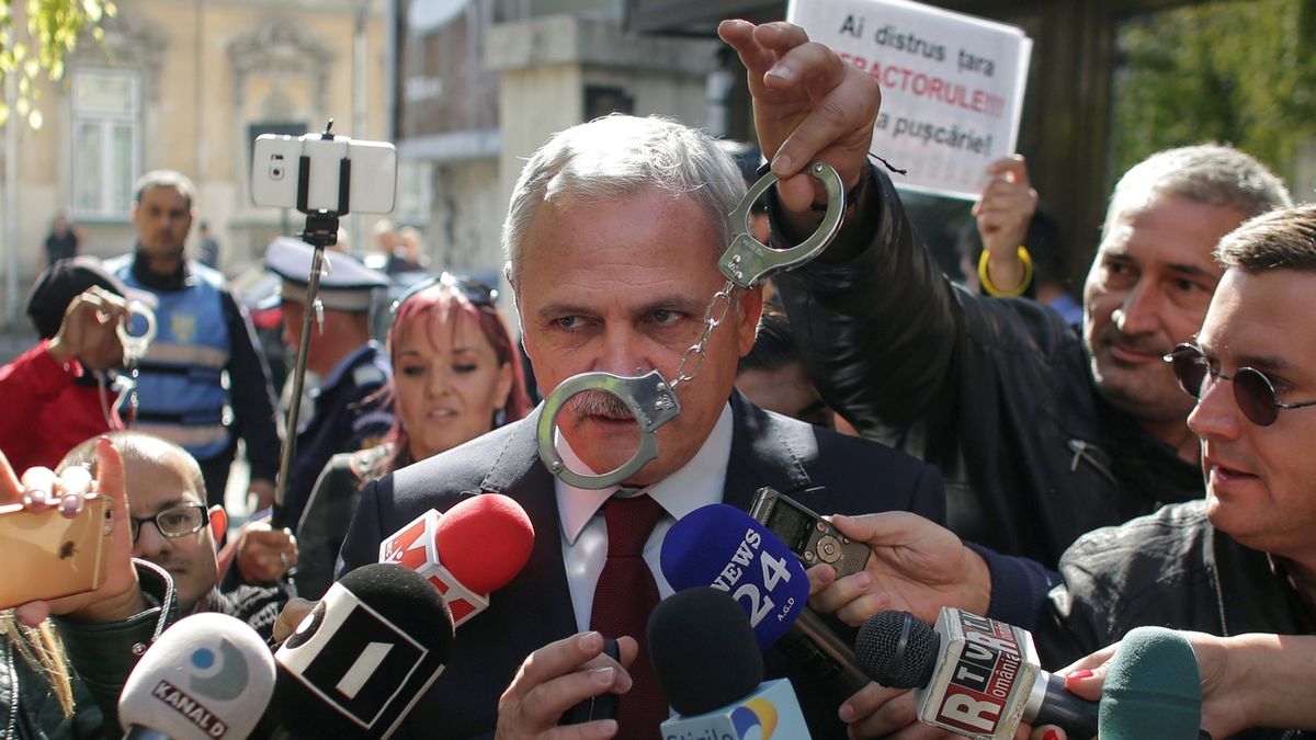 Předseda rumunských sociálních demokratů Liviu Dragnea, kterému protestující muž v Bukurešti mává před obličejem pouty