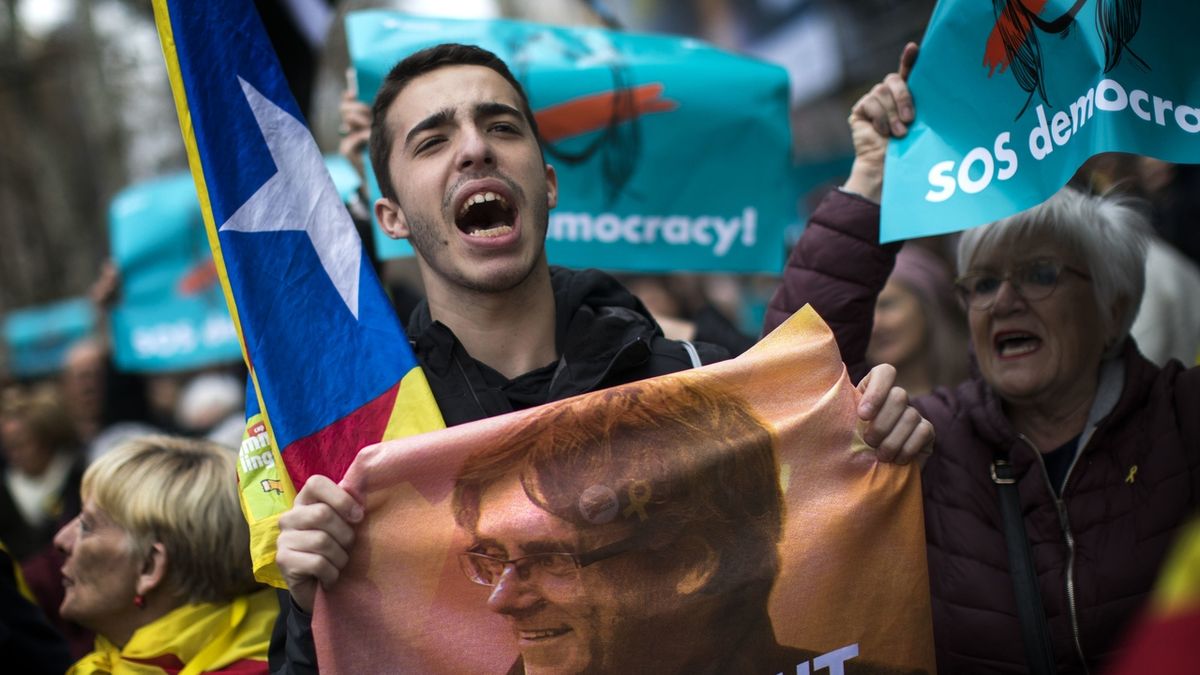 Tisíce lidí protestovaly proti zadržení katalánského expremiéra Puigdemonta.