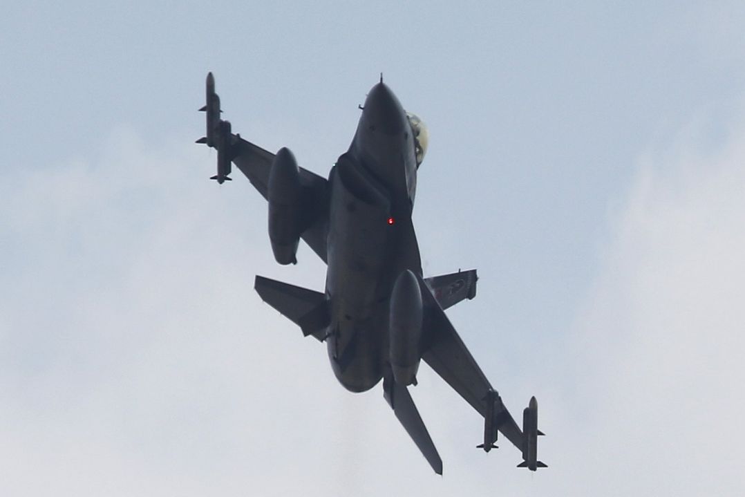 Turecká stíhačka F-16 po vzletu ze základny Incirlik 