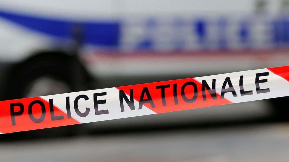 Útočník s nožem zabil u Paříže jednoho člověka a dva vážně zranil.