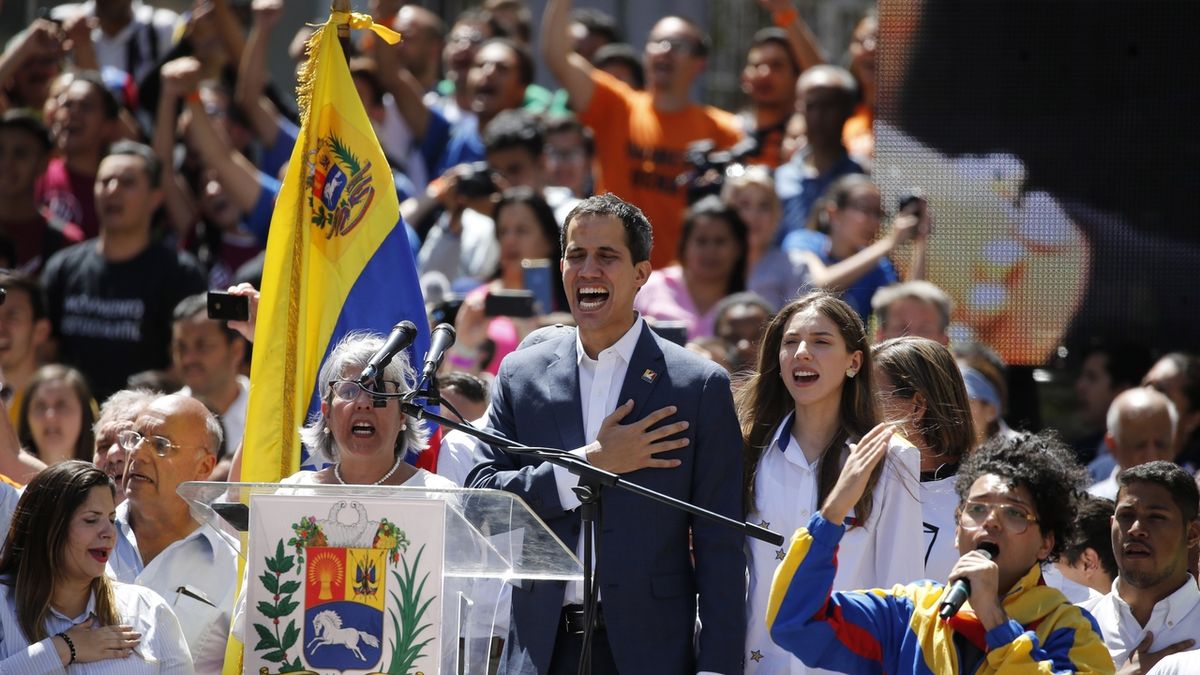 Vůdce venezuelské opozice Juan Guaidó,, který se prohlásil prezidentem, při zpěvu hymny 