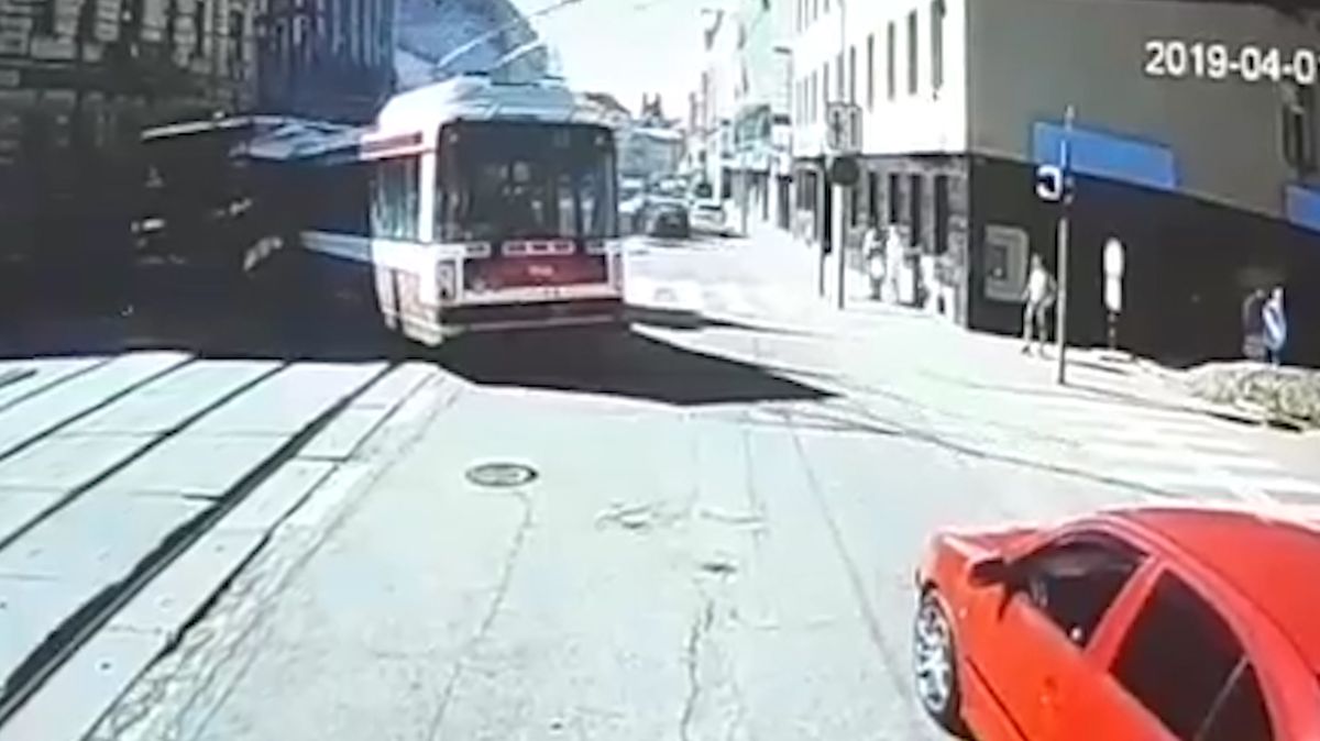  Srážka trolejbusu s tramvají v Brně 