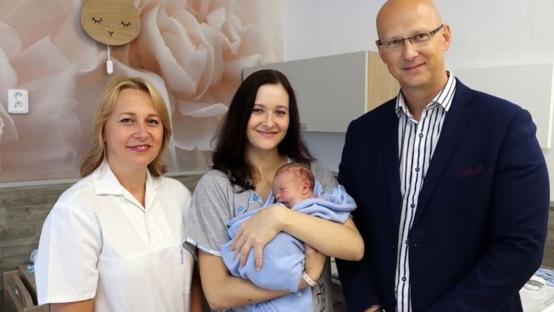 Tisící maminka Daniela Strapinová s ředitelem nemocnice Stanislavem Jackaninem  a primářkou Ivanou Lukáčovou.