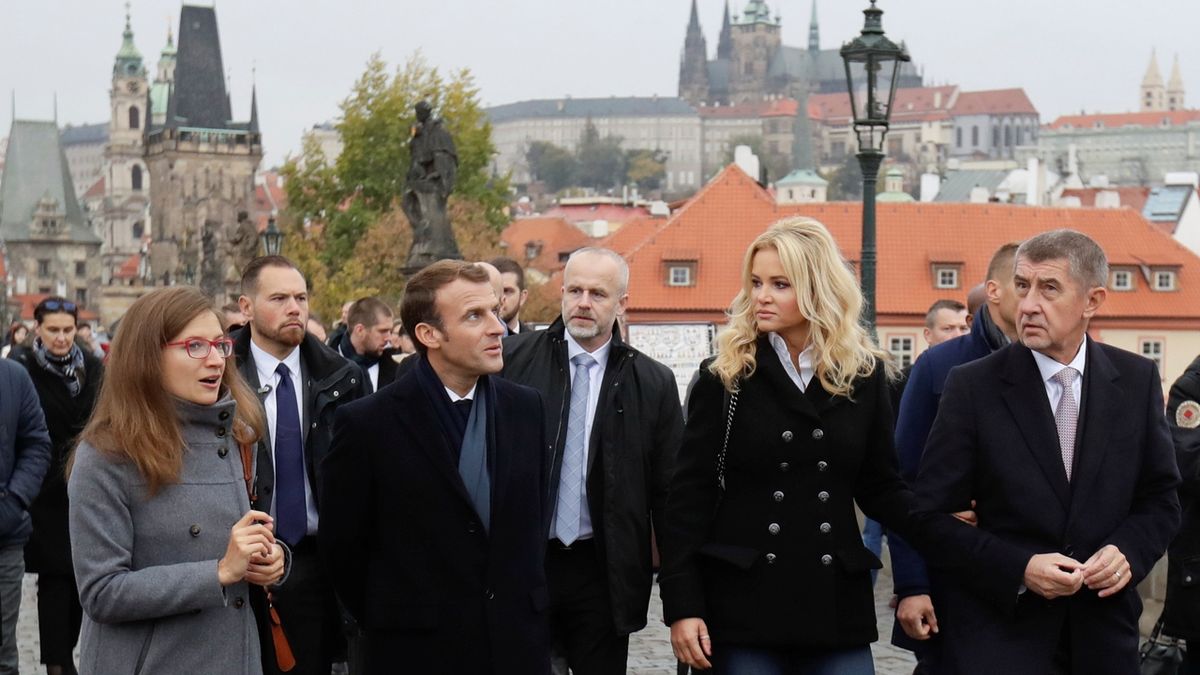 Francouzský prezident Emmanuel Macron v doprovodu premiéra Andreje Babiše a jeho manželky Moniky na pražském Karlově mostě