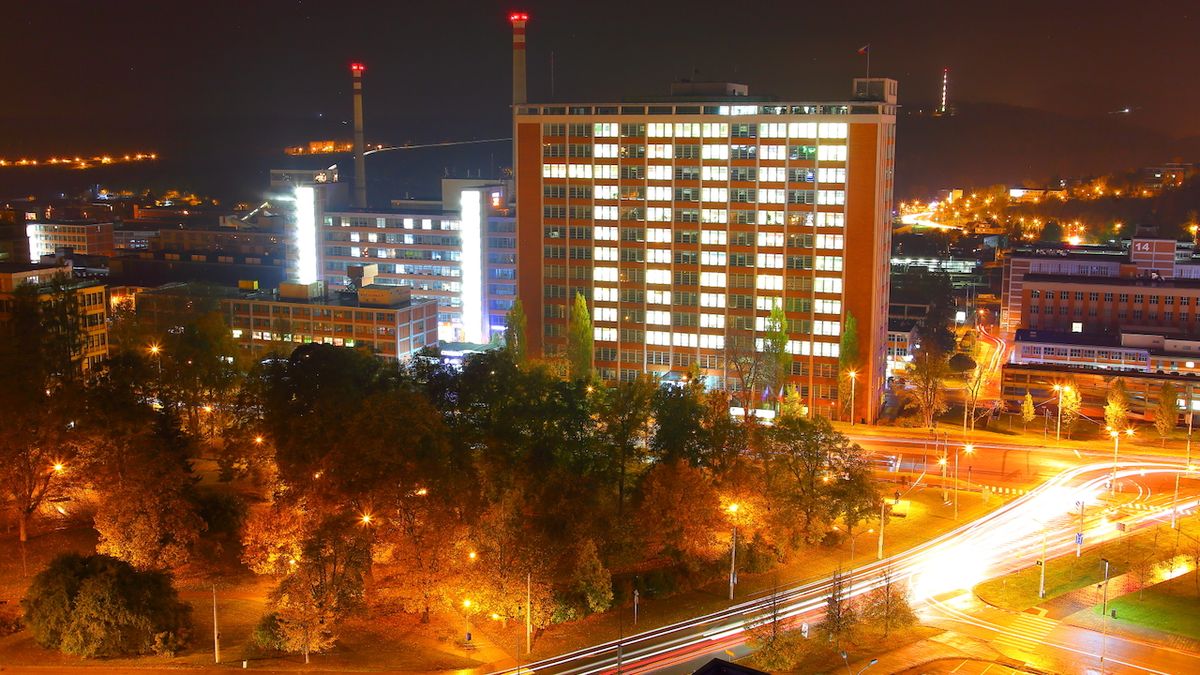 Rozsvícené kanceláře baťovské budovy 21 dominovaly ve Zlíně připomínce výročí vzniku republiky.