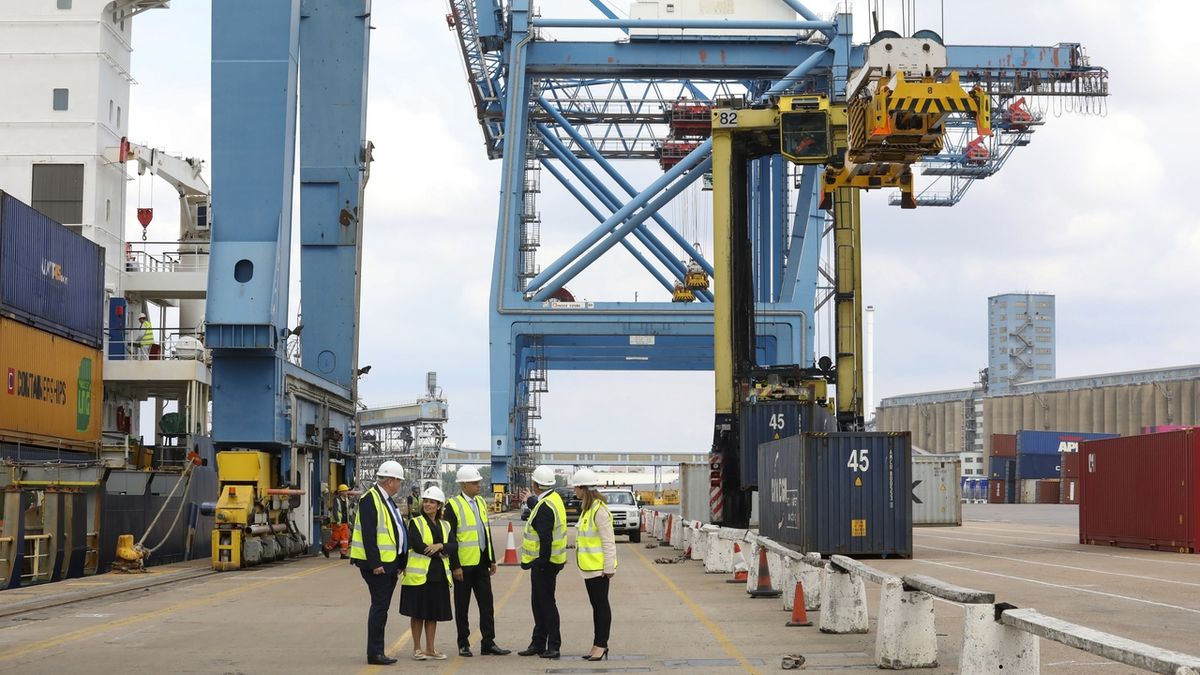 Na ilustračním snímku členové britské vlády na návštěvě londýnského přístavu.