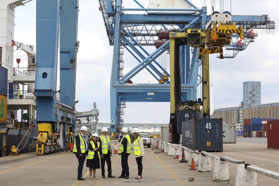 Na ilustračním snímku členové britské vlády na návštěvě londýnského přístavu.