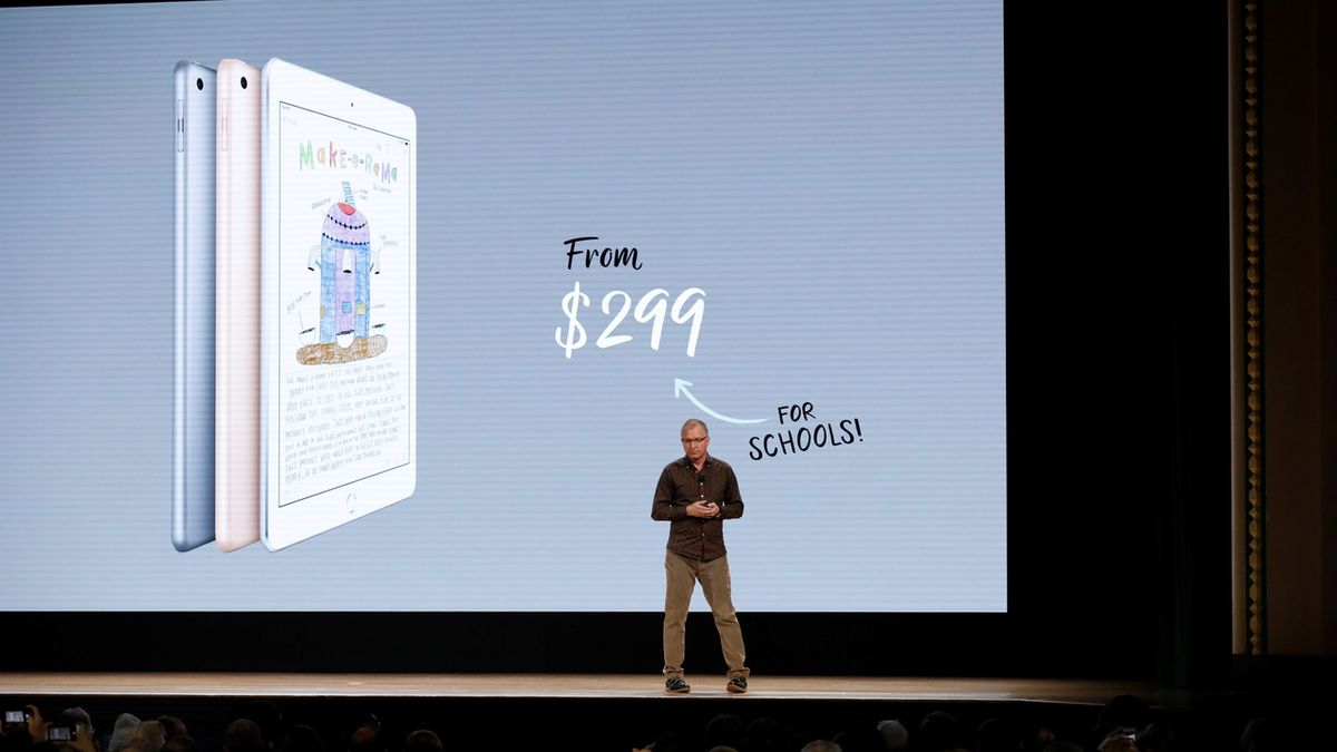 Greg Joswiak, který má v americkém počítačovém gigantu na starosti marketing operačního systému iOS, ukazuje nový iPad.