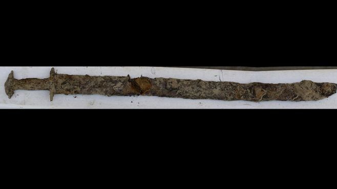 Meč nalezený Sagou Vanecekovou v jezeře Vidöstern je podle odhadů starý 1500 let.