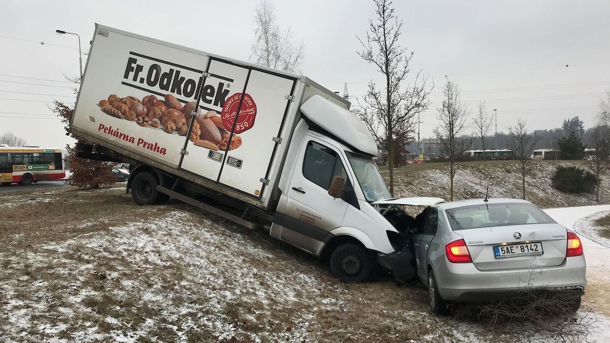 Srážka osobního auta s pekařským náklaďákem v pražském Břevnově