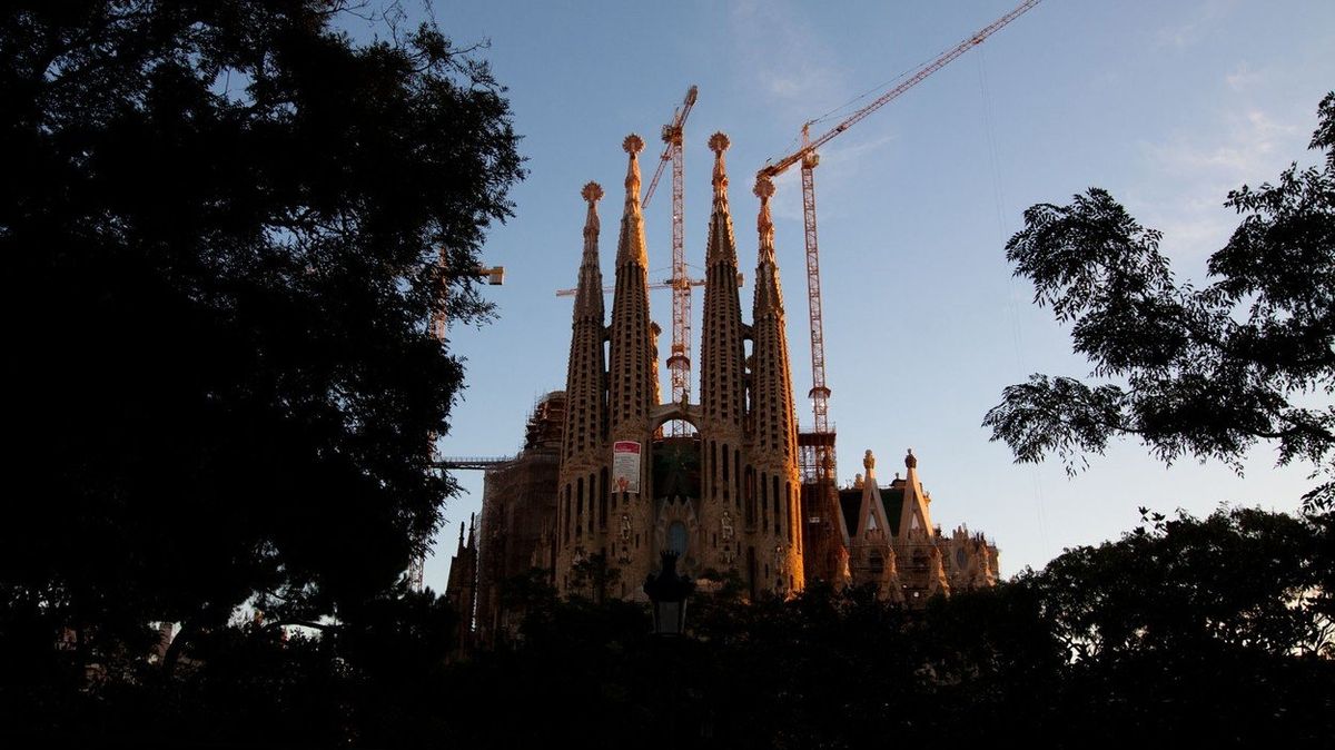 Katedrála Sagrada Familia má být dokončena v roce 2026.