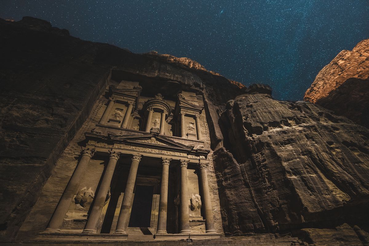 Perla skalního města Petra, budova Pokladnice, s noční oblohou.