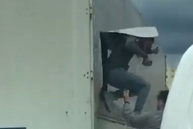 BEZ KOMENTÁŘE: Migranti vyskočili z kamionu