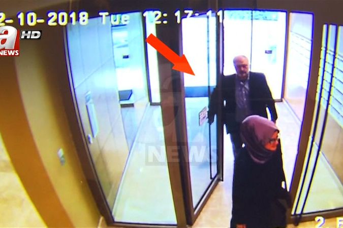 BEZ KOMENTÁŘE: Novinář Chášakdží a jeho snoubenka odcházejí ze svého apartmánu na saúdskou ambasádu v Istanbulu