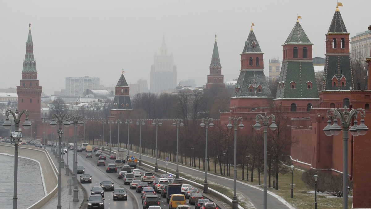 Zdi a věže Kremlu v ruském hlavním městě Moskvě. Ilustrační foto