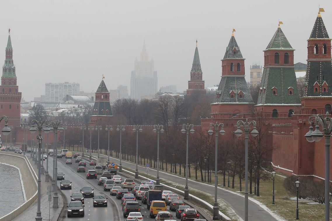 Zdi a věže Kremlu v ruském hlavním městě Moskvě
