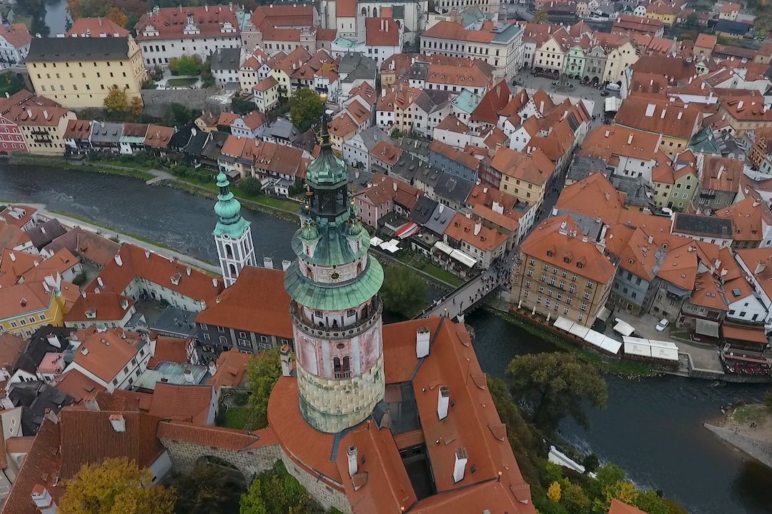 Český Krumlov patří na seznam kulturního dědictví UNESCO a ročně ho navštíví až půl miliónu turistů. 
