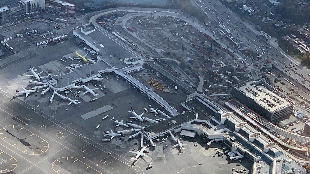 Letecký pohled na newyorské letiště LaGuardia.