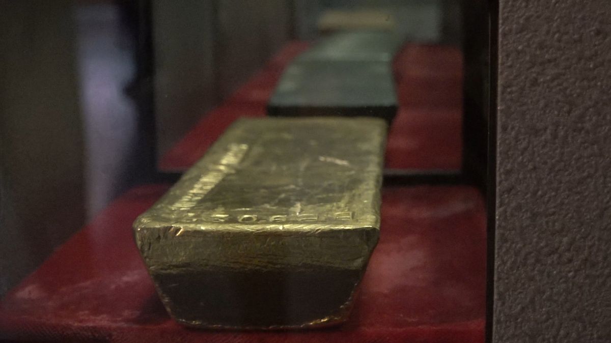Zlatá cihla váží necelých 13 kilogramů. 