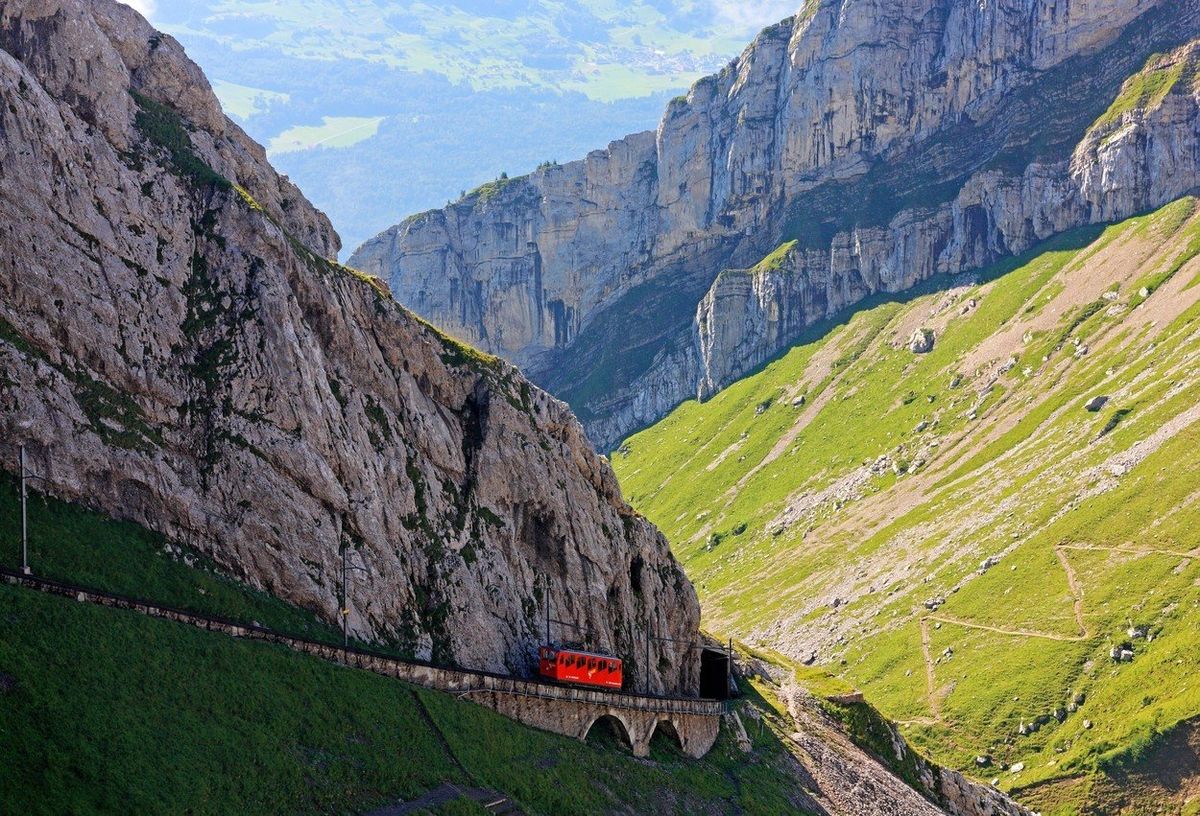 Jízda vlakem v sobě spojuje adrenalin i úchvatné výhledy. 