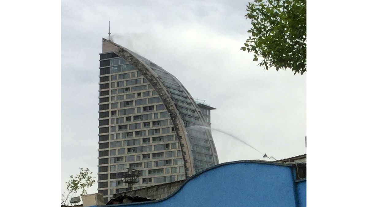 Hasiči v  hlavním městě Ázerbájdžánu Baku hasí výškovou budovu, která se dříve měla stát součástí řetězce hotelů amerického prezidenta Donalda Trumpa. 