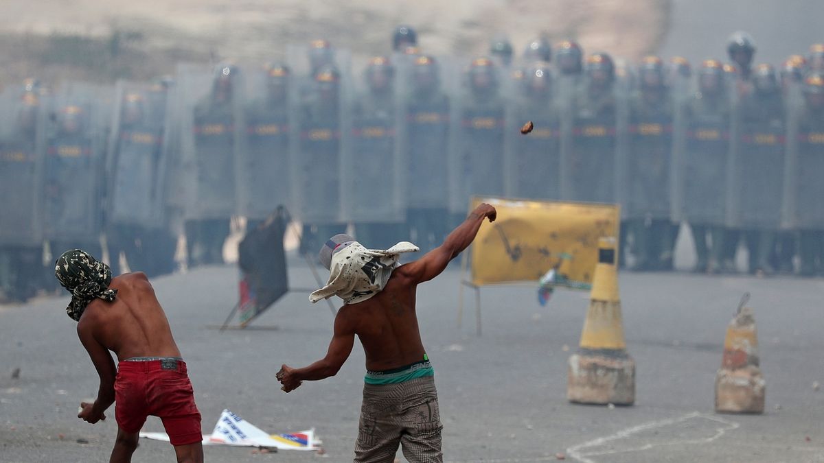 Demonstranti házejí kameny na venezuelské gardisty na hranicích s Brazílií