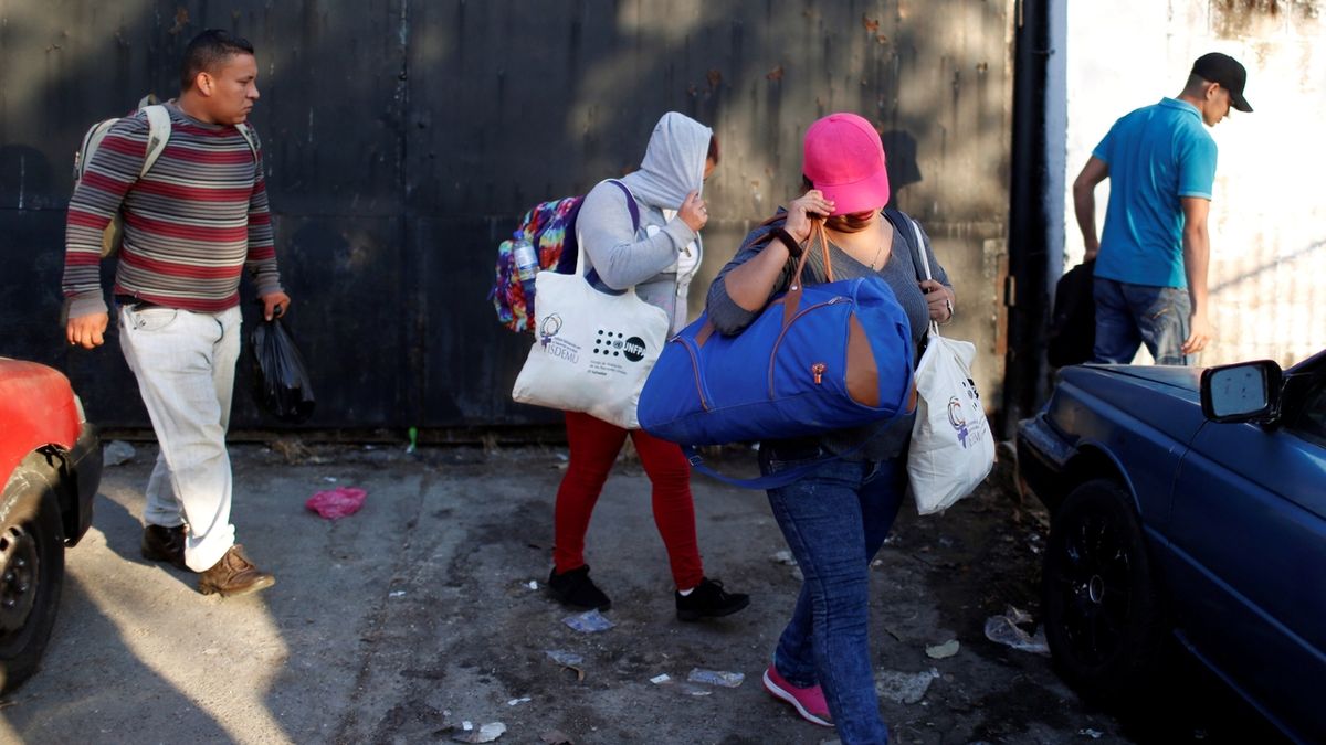 Přes mexicko-americkou hranici prchají rodiny ze středoamerických států.