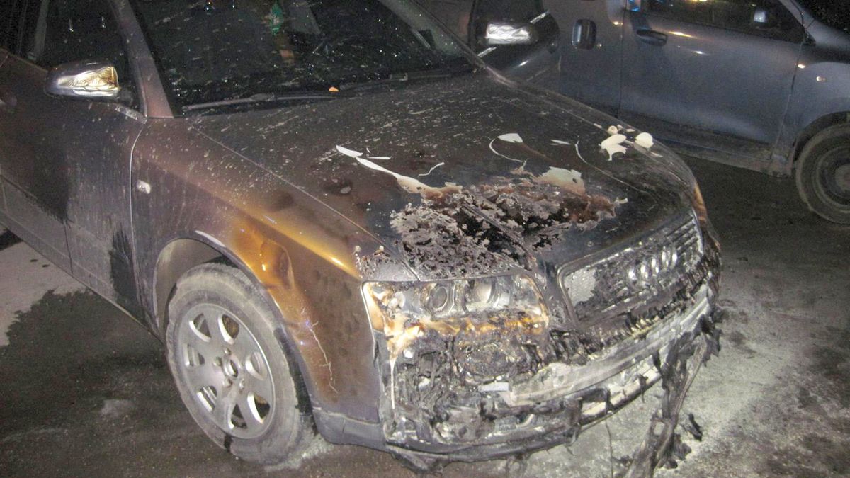 Muž při záchraně aut utrpěl popáleniny.