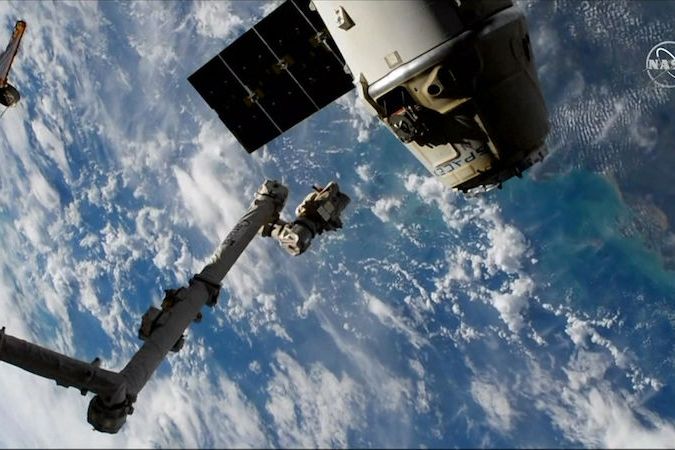 BEZ KOMENTÁŘE: Nákladní loď Dragon se odpojila od ISS