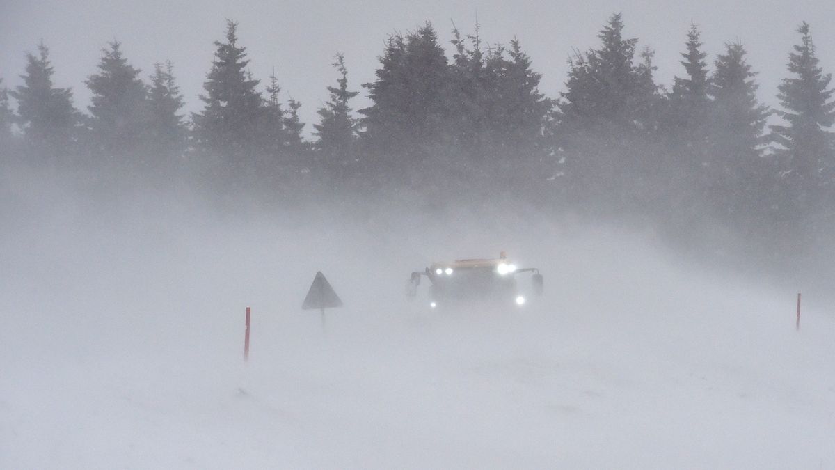 Kvůli silnému větru a sněžení silničáři uzavřeli silnici z Božího Daru na Klínovec. Na silnicích se tvořily sněhové jazyky.