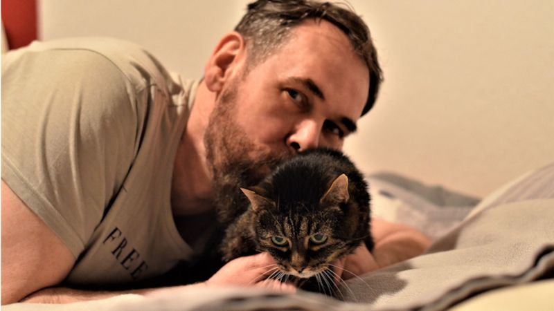 Vlady Gryc s kočičím mazlíkem.