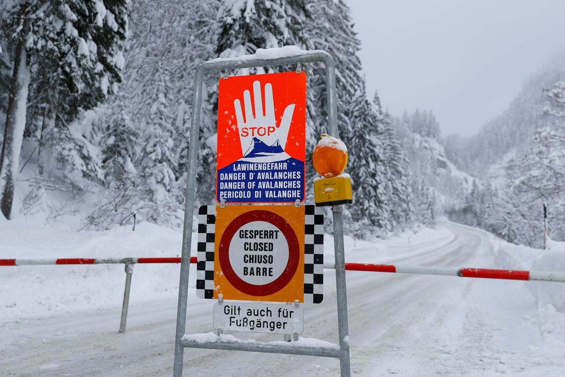 Mnohé silnice jsou uzavřené kvůli nebezpečí pádu lavin.