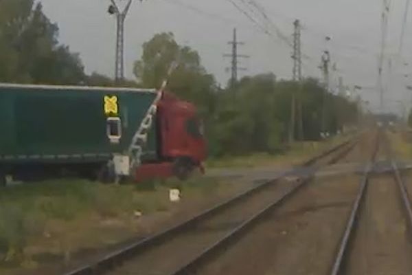 BEZ KOMENTÁŘE: Strojvedoucí natočil nákladní auto na přejezdu