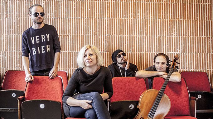 Skupina Tugriki, kterou tvoří čeští a slovenští muzikanti. 