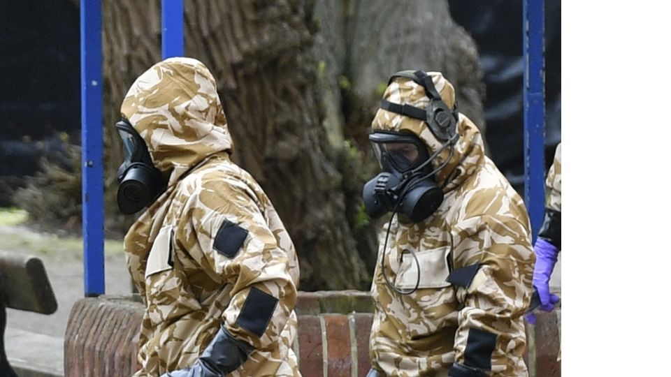 Vojenští technici odebírají vzorky kontaminované půdy v Salisbury.