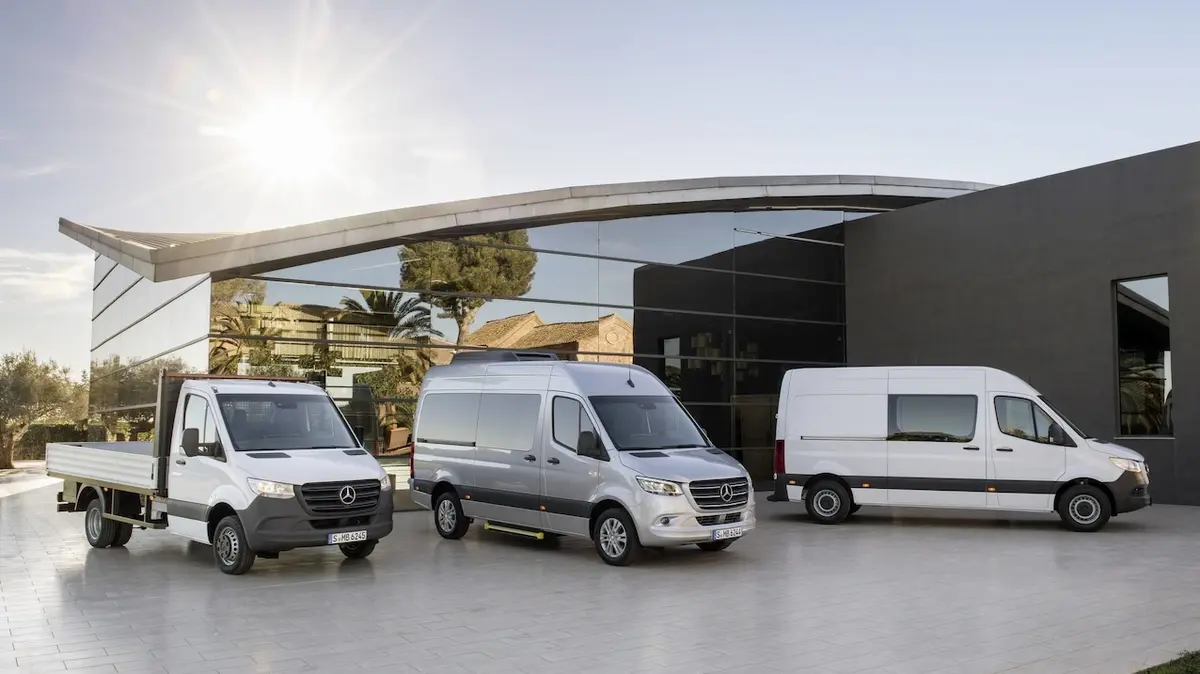 Výrobce tanků má zájem o továrny Mercedesu a Volkswagenu