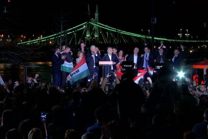 BEZ KOMENTÁŘE: Viktor Orbán a jeho příznivci oslavují vítězství