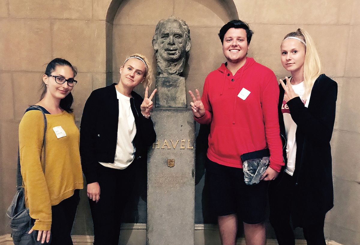 Václava Havla obdivuje. U jeho busty v Kongresu USA s přítelkyní (vlevo) a sestrami.