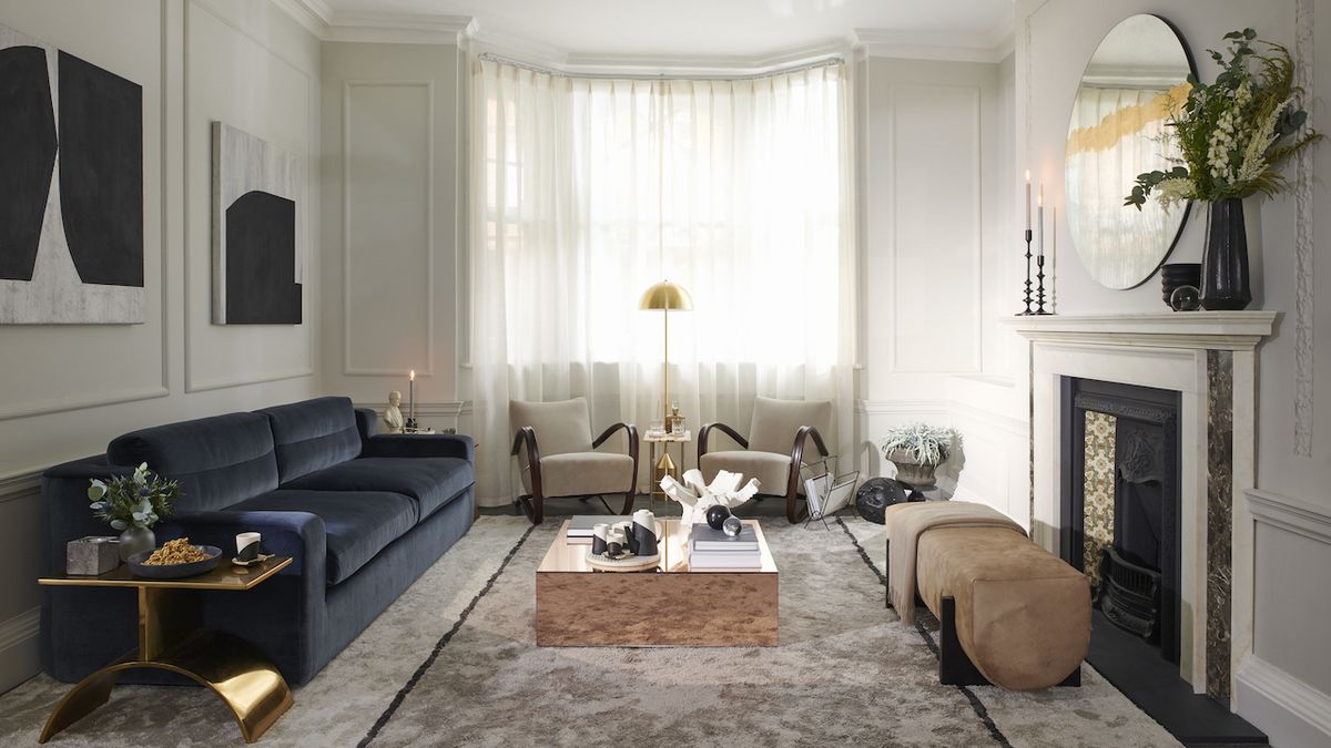 Designérky pro každou z místností vybraly jen několik kusů nábytku, který jim dodal tu správnou atmosféru harmonické směsi historického i moderního prostředí.